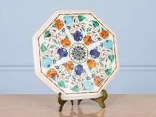 Un plateau de table en pietra dura incrusté de pierres semi-précieuses, marquete