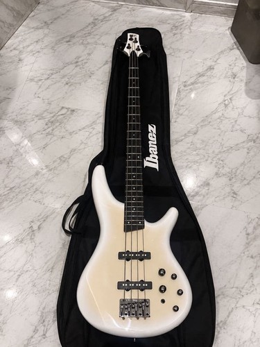 Guitare basse électrique