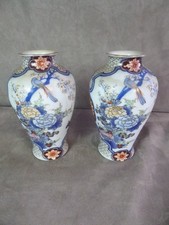 PAIRE DE VASES en porcelaine