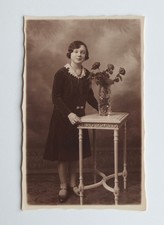 Jeune fille bourgeoise élégante s'appuie guéridon - Photo ancienne CPA studio