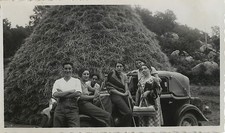 OLD PHOTO - VINTAGE SNAPSHOT - CONVERTIBLE CAR HAY COUNTRY FASHION - CAR