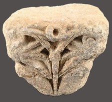 Chapiteau, corbeau en pierre