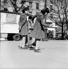 PARIS c. 1950 - Jeux Fillettes