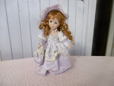 poupée en porcelaine DOLL -