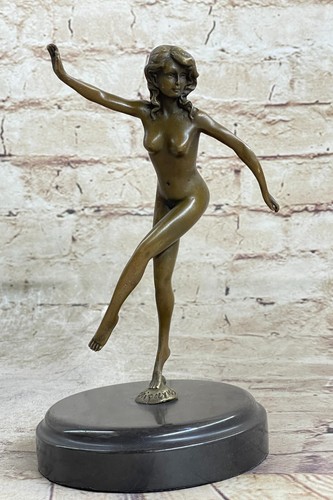 Statue figurine sculpture - statue,