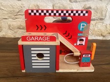 Garage en bois pour enfant –