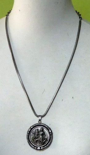Collier pendentif scène - , de