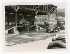PHOTO snapshot,  garage voiture ancienne pont camion structure bois automobile