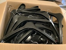 LOT 80 CINTRES PLAT TRES EPAIS 30 mm EN PLASTIQUE NOIR POUR ADULTE 4 5 cm T.B.E