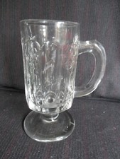 ancienne chope en verre moulé