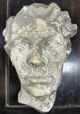 Visage aux cheveux bouclés en plâtre d'atelier anciennement patiné