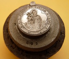 Ancienne matrice outil (C2065) 592g St Joseph modèle de pureté signée Mayaud MF