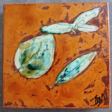 Ancien gros carreau / parefeuille / pavé terre cuite émaillée signé.  C5