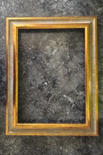 Cadre en bois de sapin doré à la feuille d'or. Dimensions intérieures : cm.30x40