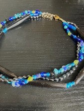 Magnifique collier multi-rangs en perles de verre, pierre et bois