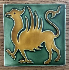 antique carreau en faience au griffon