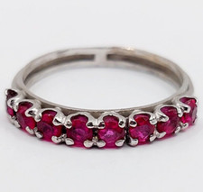 Demi alliance or blanc 18k ornée de rubis en sertis griffes art deco (circa 1970