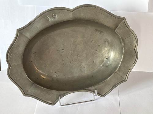 Plat barbe étain daté - à,