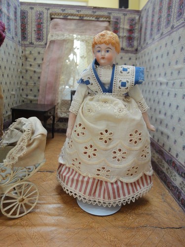 Poupée ancienne pour maison