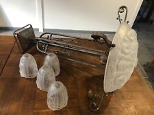 JOLIE SUSPENSION, LUSTRE EN FER FORGÉ ET VERRERIE FLEURS STYLISÉS  " ART DÉCO "