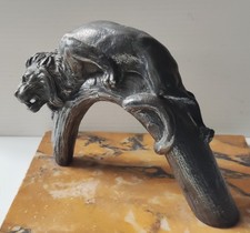 Lion sur une branche