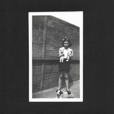 Fille porte deux petits