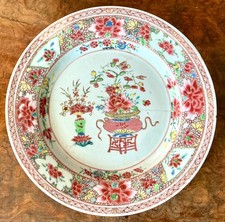 Belle assiette en porcelaine