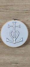 boutis provençal Fait Main "Croix de Camargue" Fils noir, tissu coton, Diam:18cm