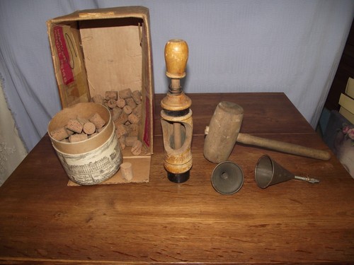 Ancienne bouchonneuse bois - bouchonneuse,