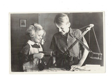 SD2571  VINTAGE TOYS 1940-50  KIDS PLAYS WITH MECCANO BUILDING CONSTRUCTING GAME