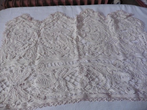 Ancien rideau dentelle aux