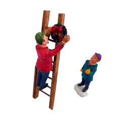 Lemax 2002 Hanging The Wreath Village Collection #22588 e Suspendre la couronne