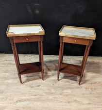 Paire de petites tables de chevet de style Louis XVI
