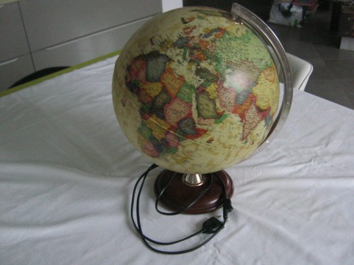 Globe terrestre eclaire - globe,