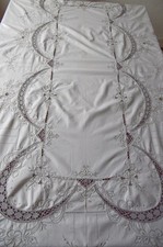 Belle nappe BRODéE avec