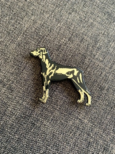 Pin chien dogue allemand - pin’s,