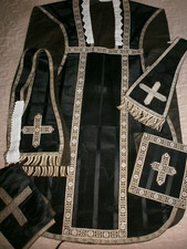 ANCIENNE CHASUBLE NOIRE+ETOLE+MANIPULE+BOURSE+VOILE CALICE/SOIE MOIREE/H. 104cm