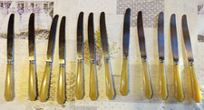 12 couteaux de table anciens estampilles manches en corne ? tbe  