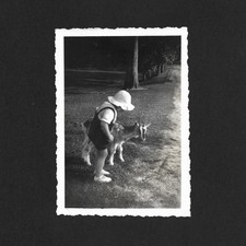 Enfant chapeau carresse