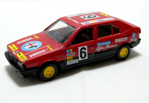 Burago alpha romeo 33 - 1/24,