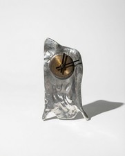 Horloge murale brutaliste