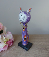 Chat en bois violet peint à