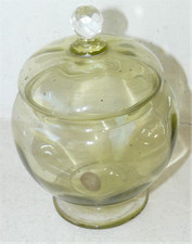 A L'UNION POT COUVERT EN VERRE VERT ET PRISE EN VERRE TAILLÉ AVEC ÉTIQUETTE  