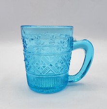 Tasse verre soufflé coloré bleu moulé décor géométrique de Portieux début XXème