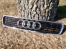 Calandre avec entourage