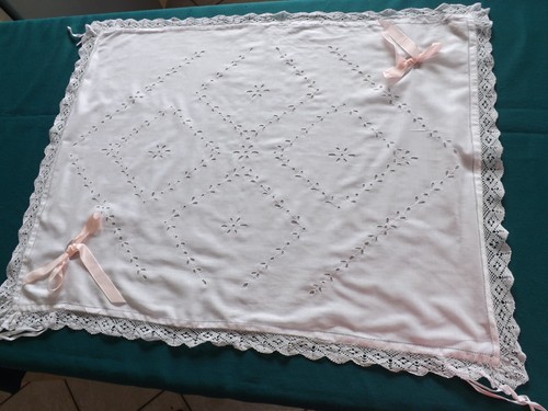 Pièce broderies dessus de - de,
