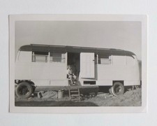 Enfant assis caravane soleil