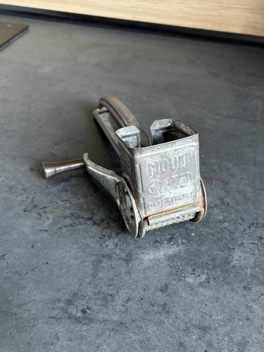 Ancienne râpe fromage - à,