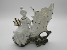 FIGURINE / VASE EN BISCUIT