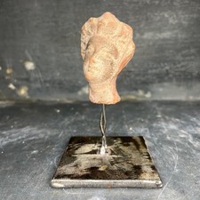 Tête féminine, terre cuite